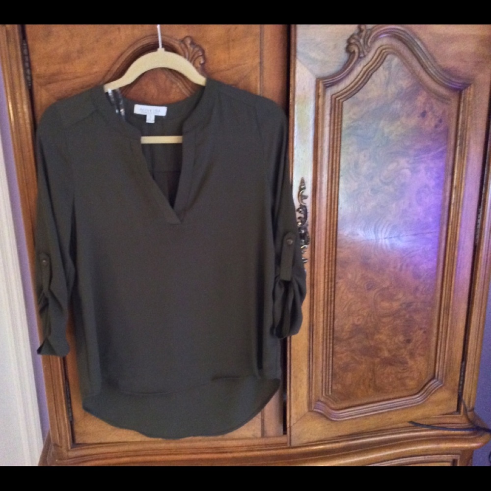 NWOT Active USA olive green hi-lo blouse small